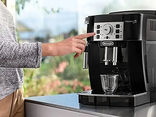 De'Longhi Magnifica S ECAM22.110.B, Coffee Maker with with Milk Frother, Automatic Espresso Machine with 2 Hot Coffee